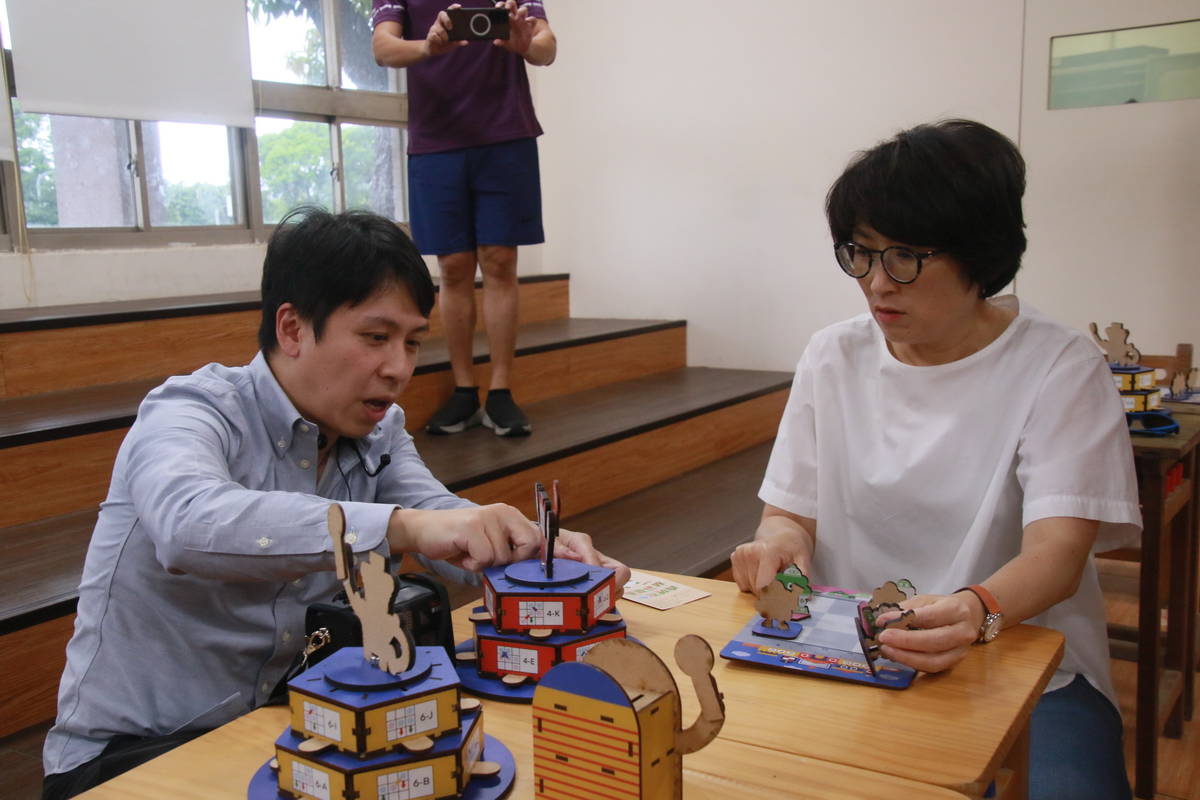 環遊世界玩數學特展臺師大教授賴以威介紹AI教具臺東縣長饒慶鈴專心聆聽