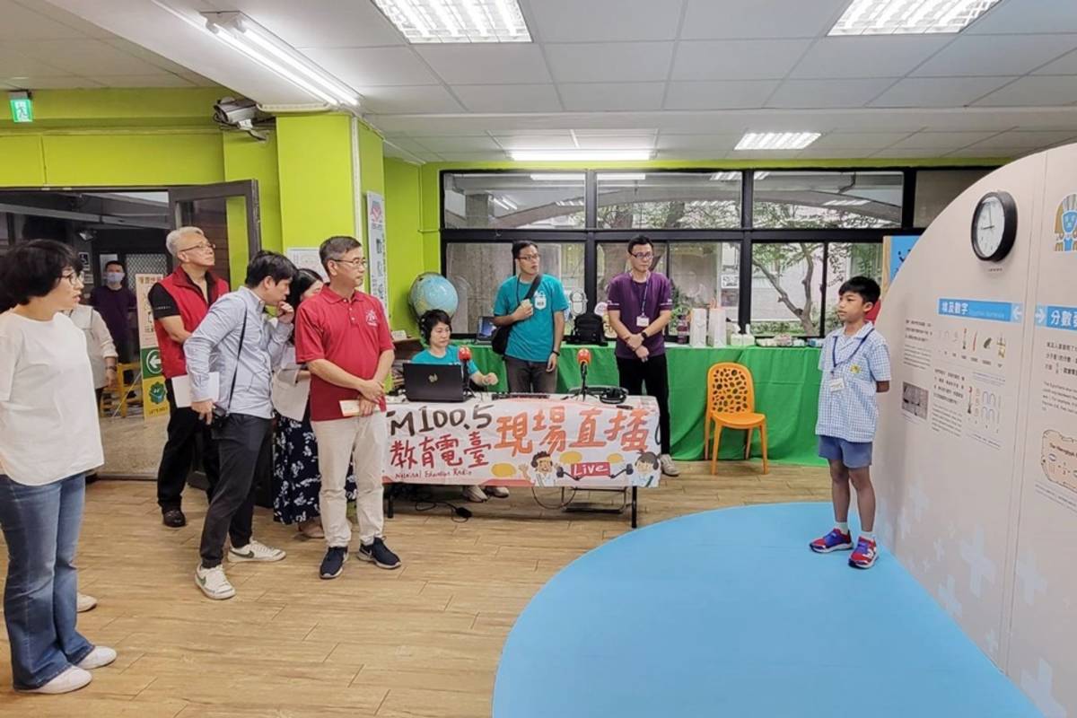 東海國小培育小小導覽員，帶領來賓探索數學奧秘；教育電臺臺東分臺團隊前進現場直播。