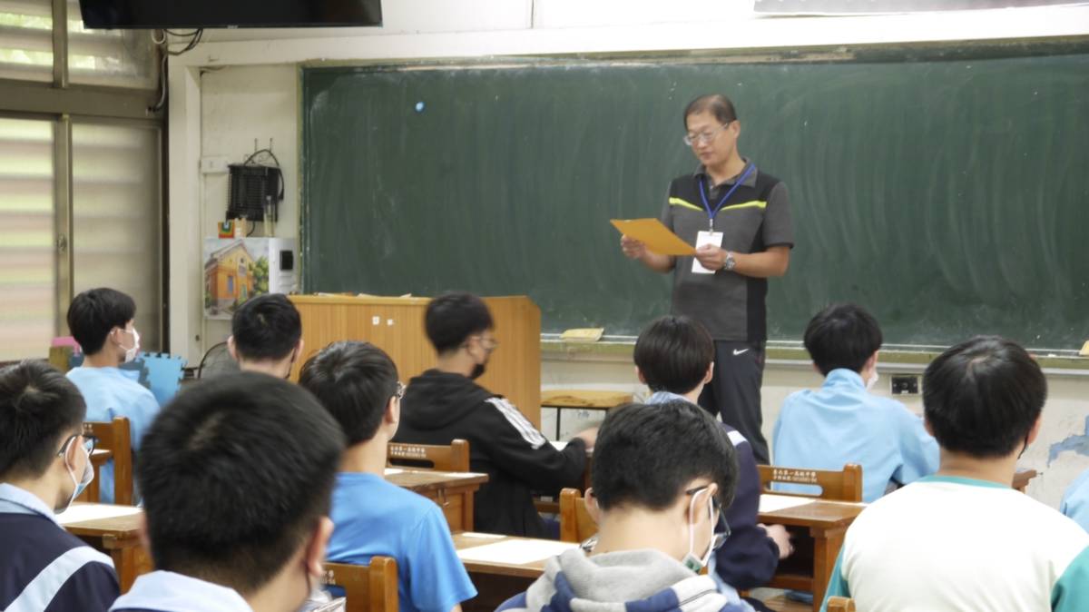 老師的工作，不僅要執行教學與行政，也同時要⾯對家⾧們的焦慮、孩⼦們的負面情緒。(示意圖)