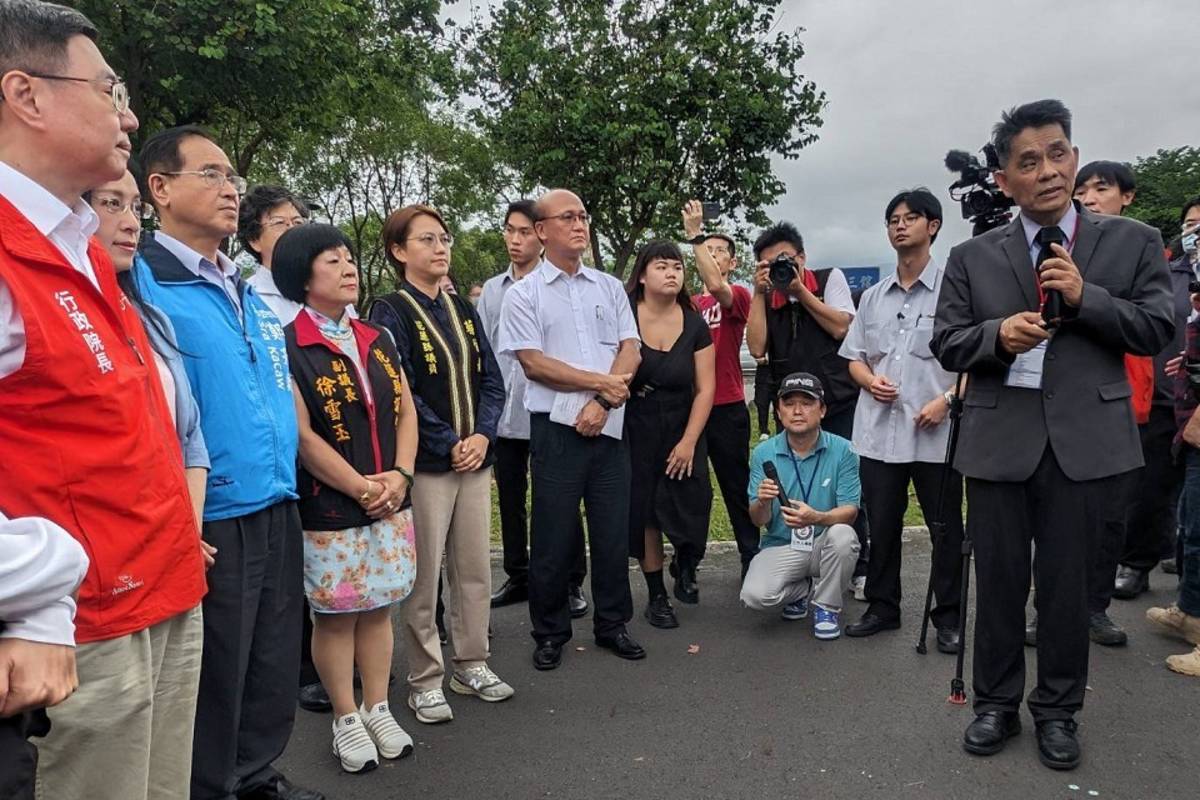院長(左一)聽取東華大學校長(右一)簡報說明災後重建