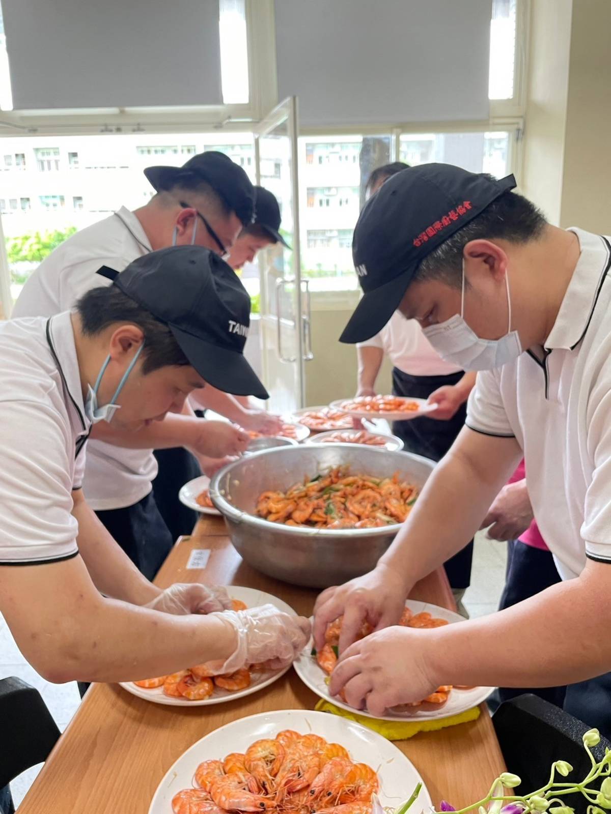 感統教室啟用當天由義廚團到校辦桌舉行「愛心共食」餐會