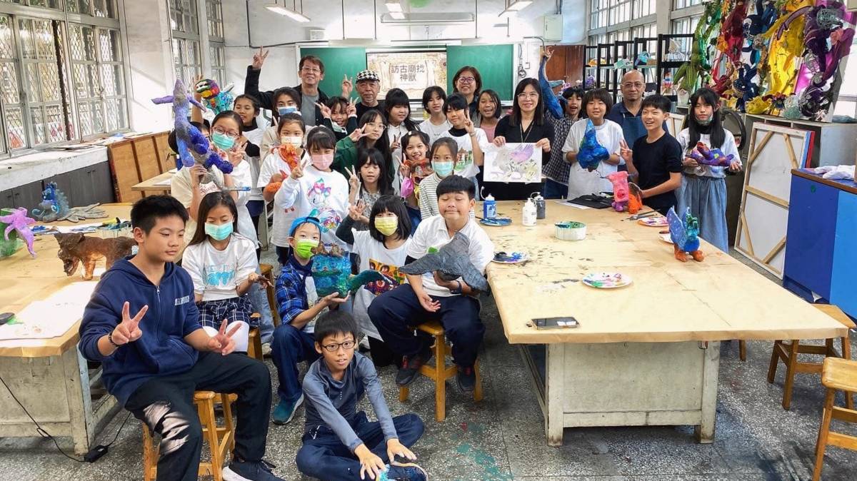 藝師許自貴指導學生捏製紙塑（圖源：大同國小）