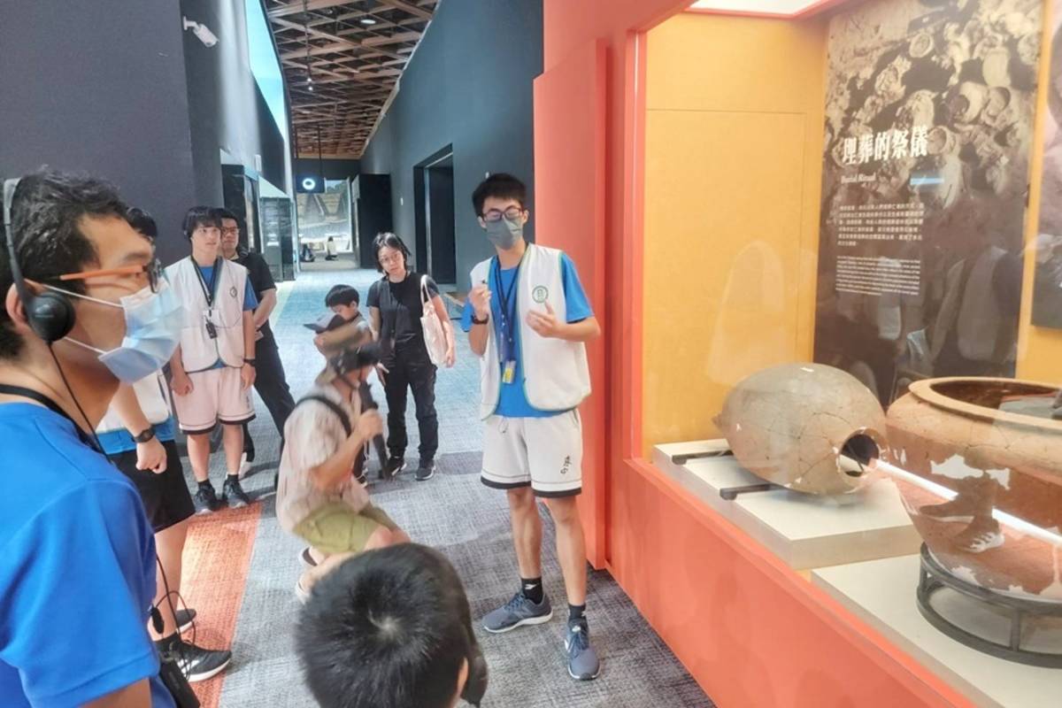 史前館與臺東高中合作，經由本土語文課程培力學生擔任臺語導覽員，為參觀民眾介紹史前文化與考古知識，也獲得不一樣的母語學習經驗。