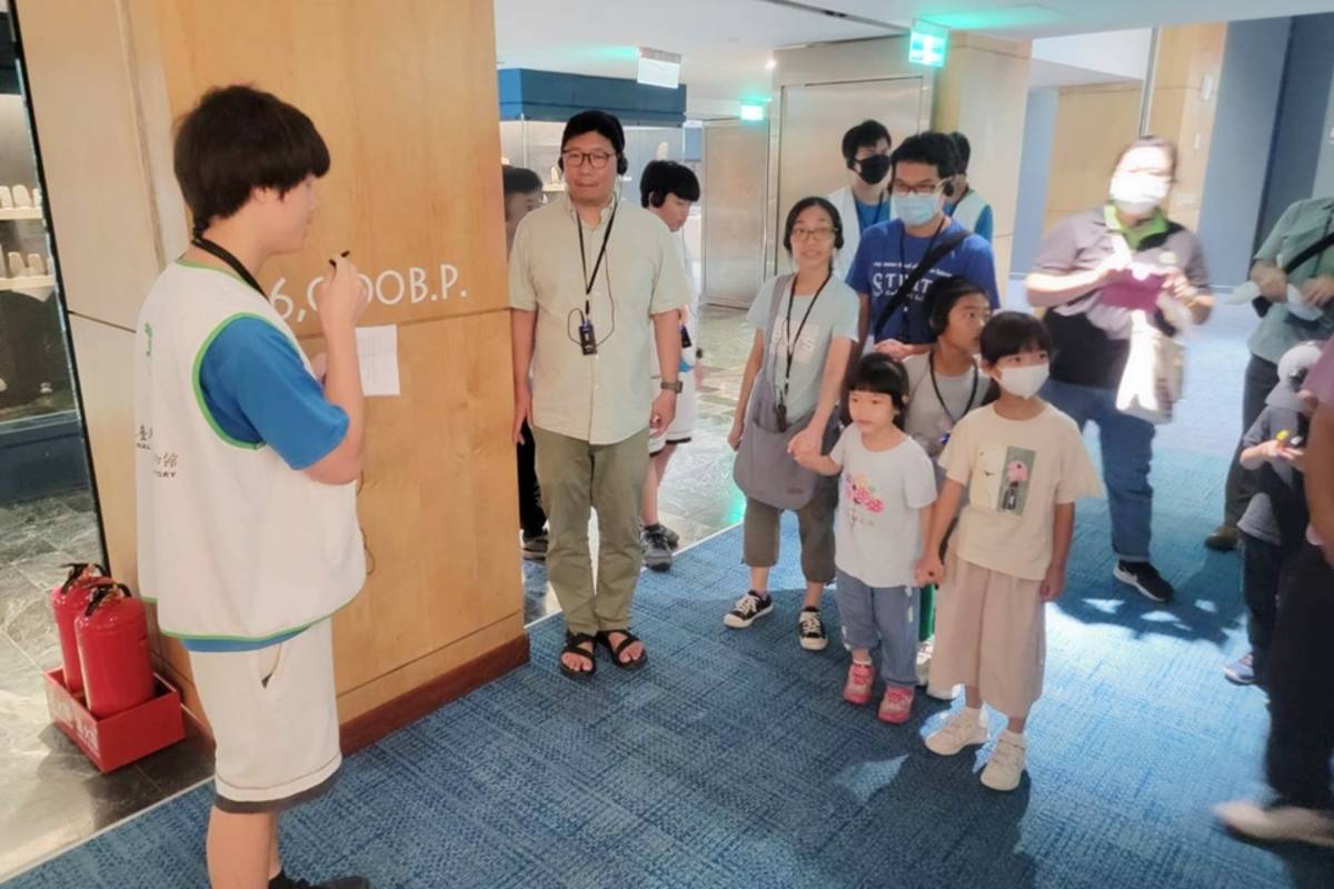 史前館與臺東高中合作，經由本土語文課程培力學生擔任臺語導覽員，為參觀民眾介紹史前文化與考古知識，也獲得不一樣的母語學習經驗。