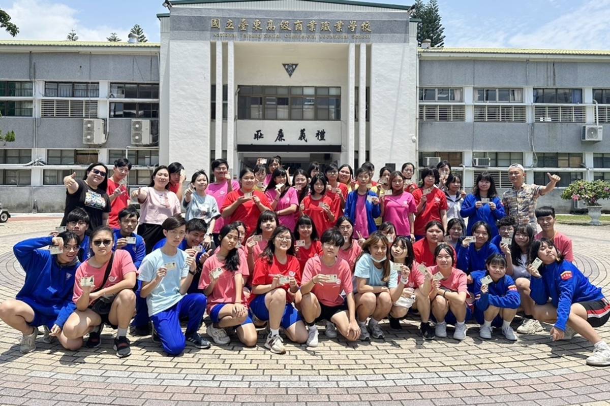 臺東高商廣告設計科學生參加印前製程丙級證照檢定，通過率100%，印前製程乙級證照檢定通過率也高達75%，創下新紀錄，令師生振奮。