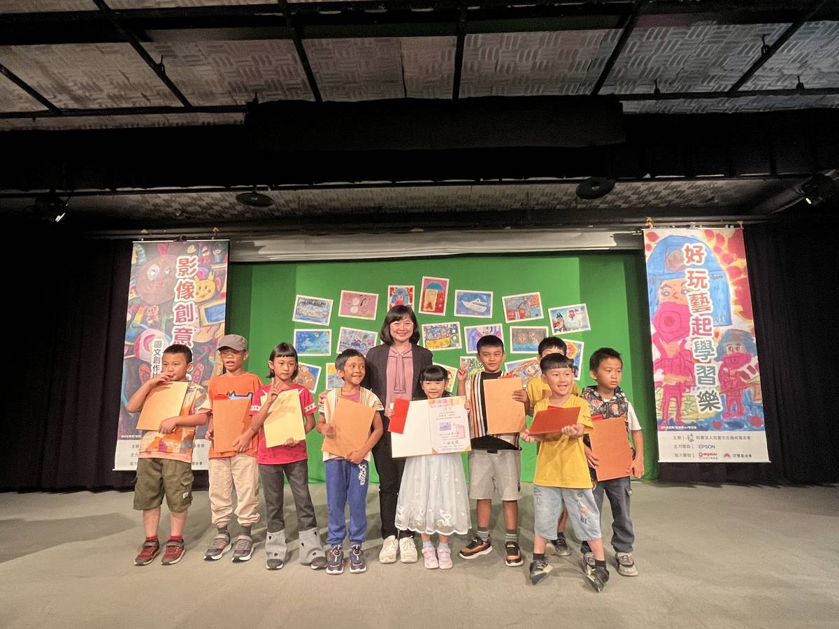 Epson公司治理暨經營管理部總經理王心怡女士頒發低年級組得獎作品 (主辦單位提供)