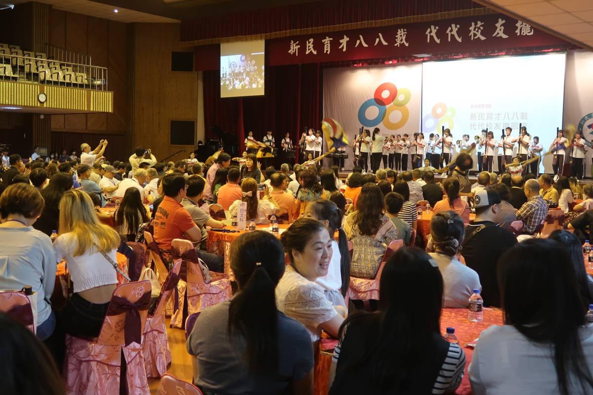 新民高中畢業校友們回到校園，一同品茶聊天，共同述說著年輕時的點滴，場面熱鬧溫馨。 