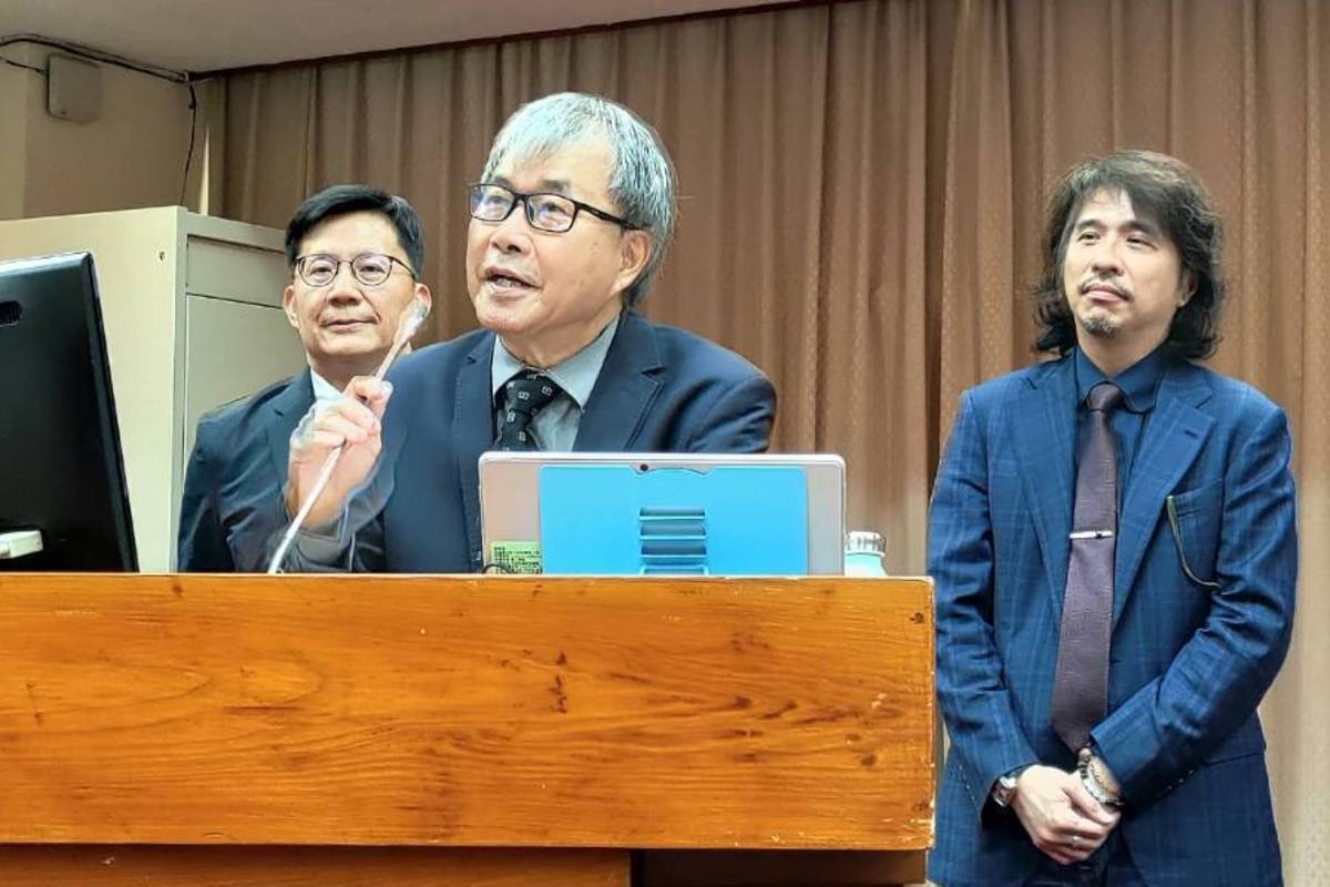 教育部部長鄭英耀(中)、教育部政務次長張廖萬堅(左)、葉丙成(右)今天(27號)首度出席立法院教育及文化委員會