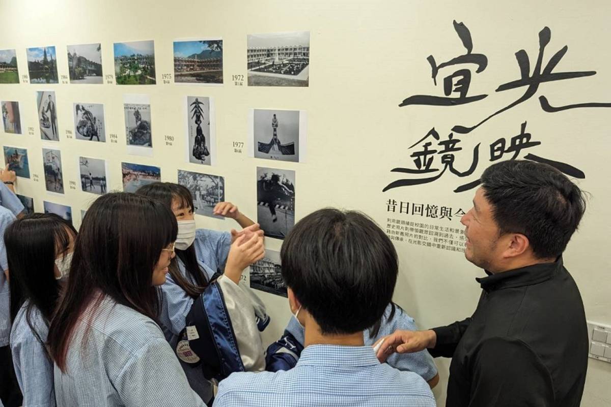 校長(右)向學生介紹校園歷史