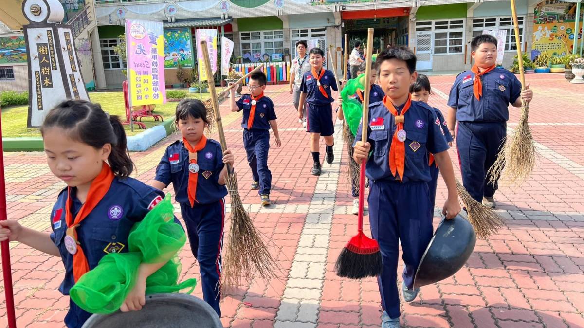 重光國小推動童軍服務精神進行社區服務(圖片來源：重光國小粉絲專頁)