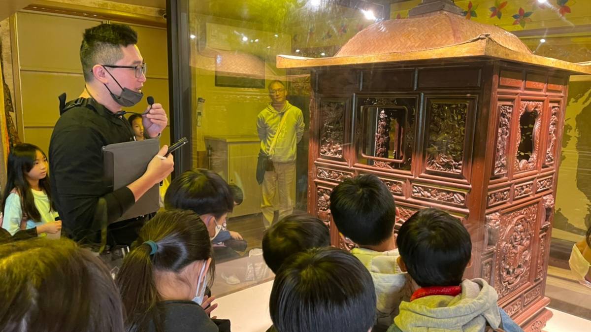 戶外踏查臺東順天宮李松林大師神轎特色風格賞析(照片由學校提供)