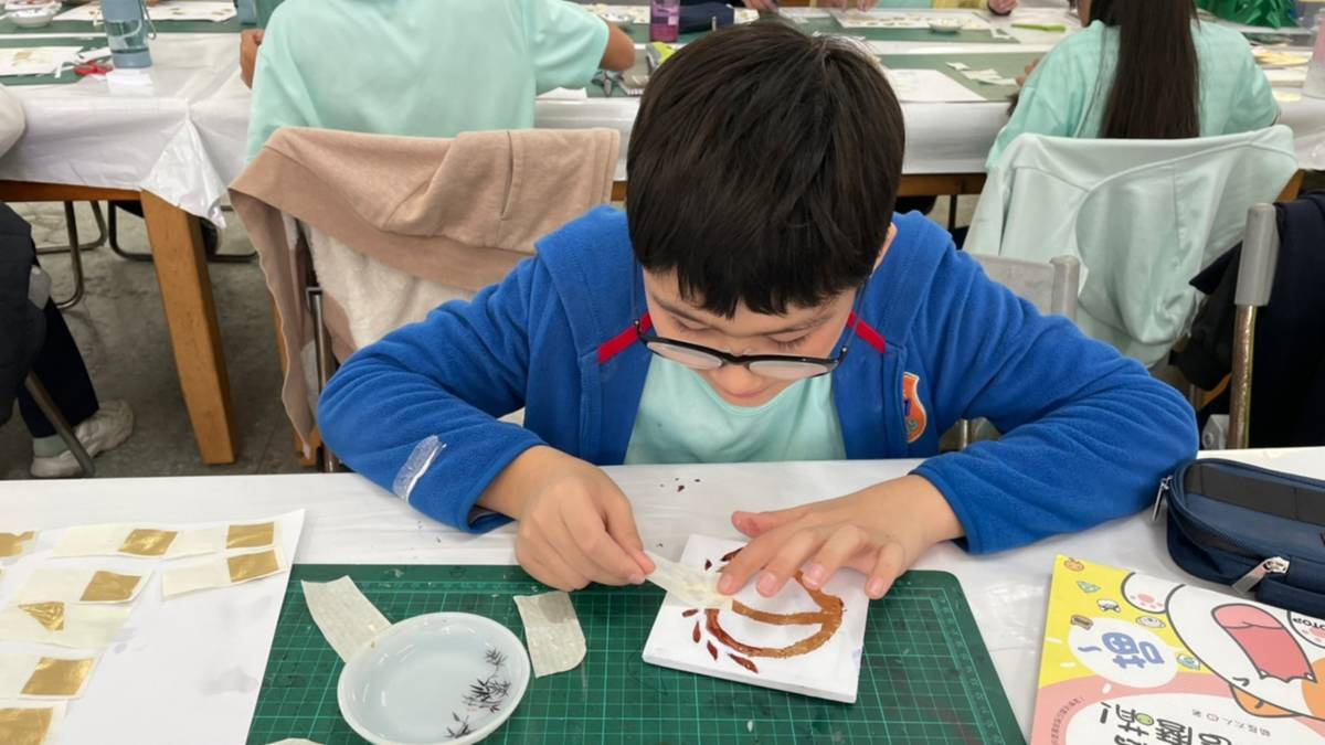 學生練習安金(照片由學校提供)