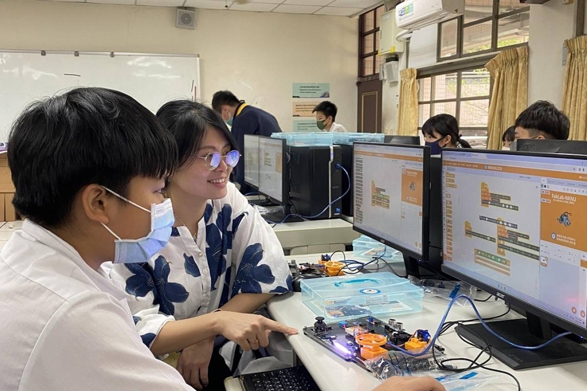 蔡淑君老師使用公版教具，搭配課程設計進行課堂教學