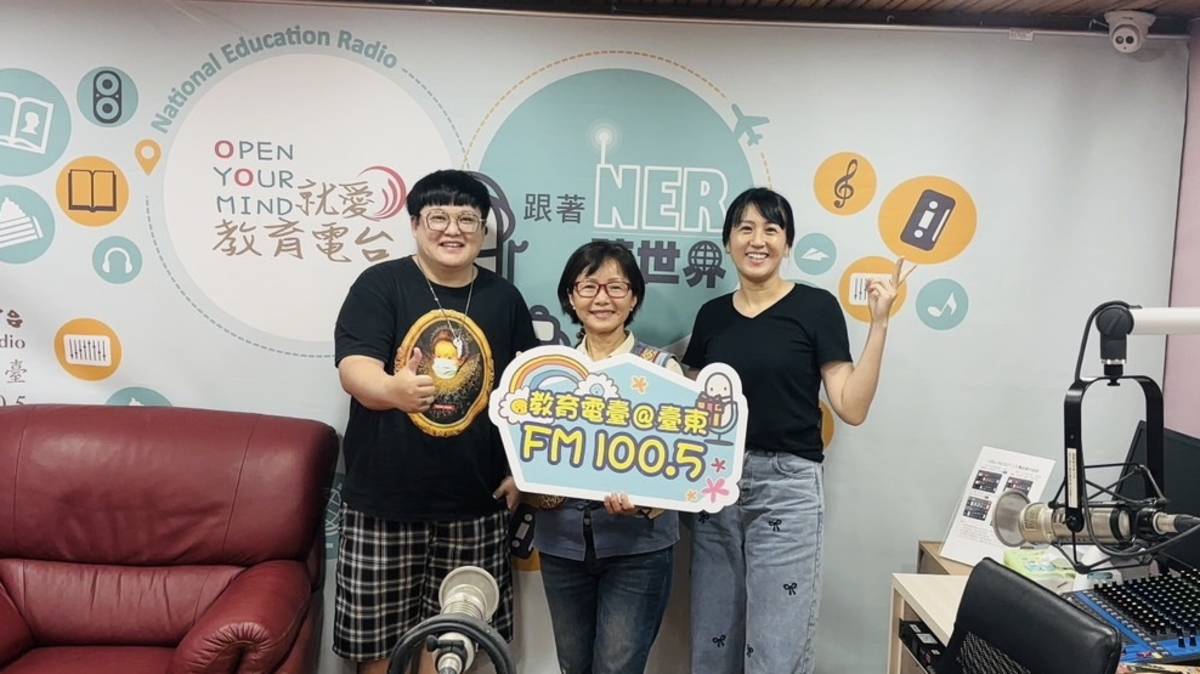 幸錦科長(中)與佩婷社工(左)分享原住民相關福利與家庭教育
