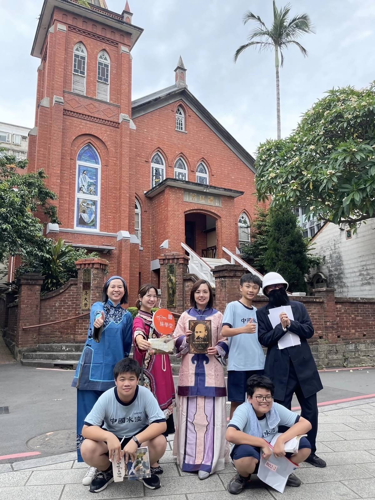 淡水國中馬偕主題閱讀活動由王潔雯校長(後中)化身馬偕博士夫人張聰明