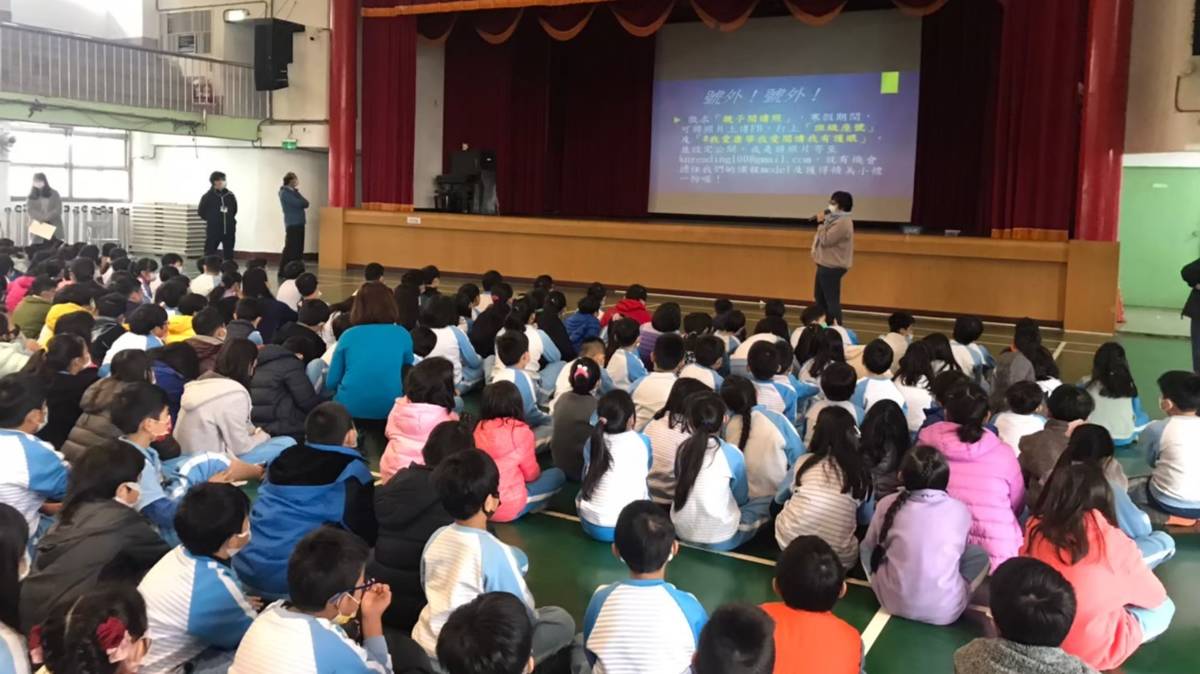 「111學年度校園健康主播競賽」-佳作-臺北市內湖區康寧國民小學-視力保健宣導

臺北市內湖區康寧國小榮獲111學年度校園健康主播競賽佳作，校內建立各項健康促進政策，解析前、後測結果增強孩子們需提升的健促知能，結合健康促進各項議題，融合課程加邀請身心理專家前來專題演講教導孩子們健康身心知識及正向心態，帶領學生走出戶外，推行各式健康運動休閒活動，融入社區資源，結合親師生力量，齊力推動、互相帶動，引領學生真正落實五正四樂，擁有正向心理。

 採訪：臺北市內湖區康寧國民小學
              姚杏沛衛生組長、
              五四班生謝采霓、四二班生彭程彥
