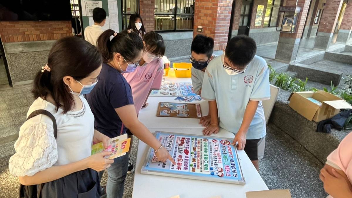 111學年度校園菸檳危害防制教育推廣-優等-宜蘭縣羅東鎮國華國中-111學年親師座談會擺攤學生擔任關主與家長進行健康促進Q&A