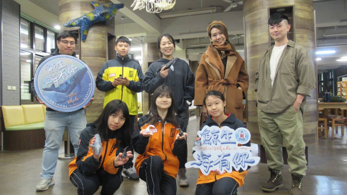 園大成國中帶學生淨灘從心開始認同減塑的行為，2000多人的學校一年減少好幾萬個塑膠袋。