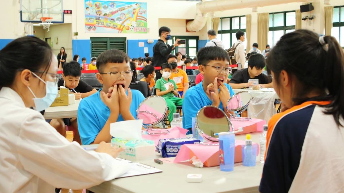 學生使用牙線潔牙