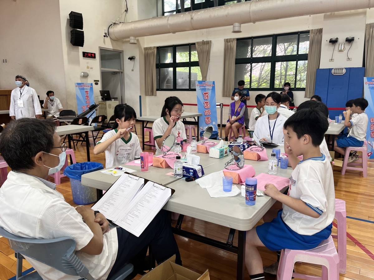 學生在競賽過程使用牙刷潔牙