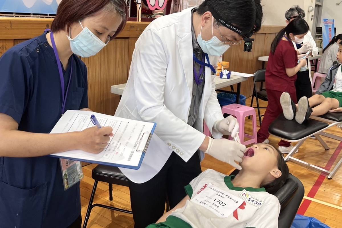 臺北市辦理國小潔牙觀摩比賽，由牙醫師檢查學生的牙菌斑
