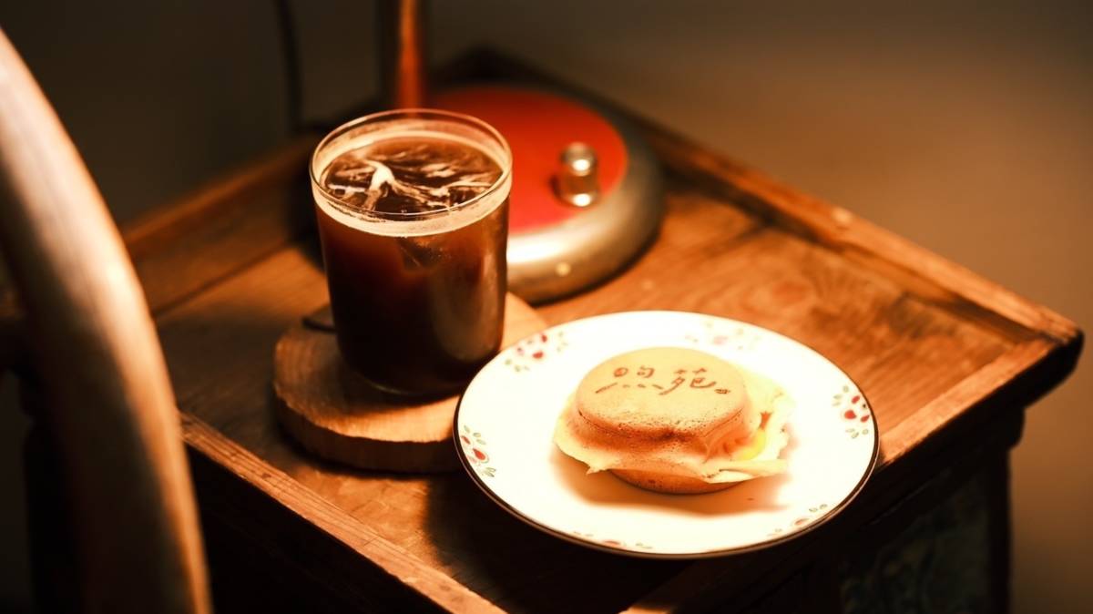「煦苑」的紅豆餅意外地跟咖啡很搭(圖片來源：煦苑紅豆餅提供)