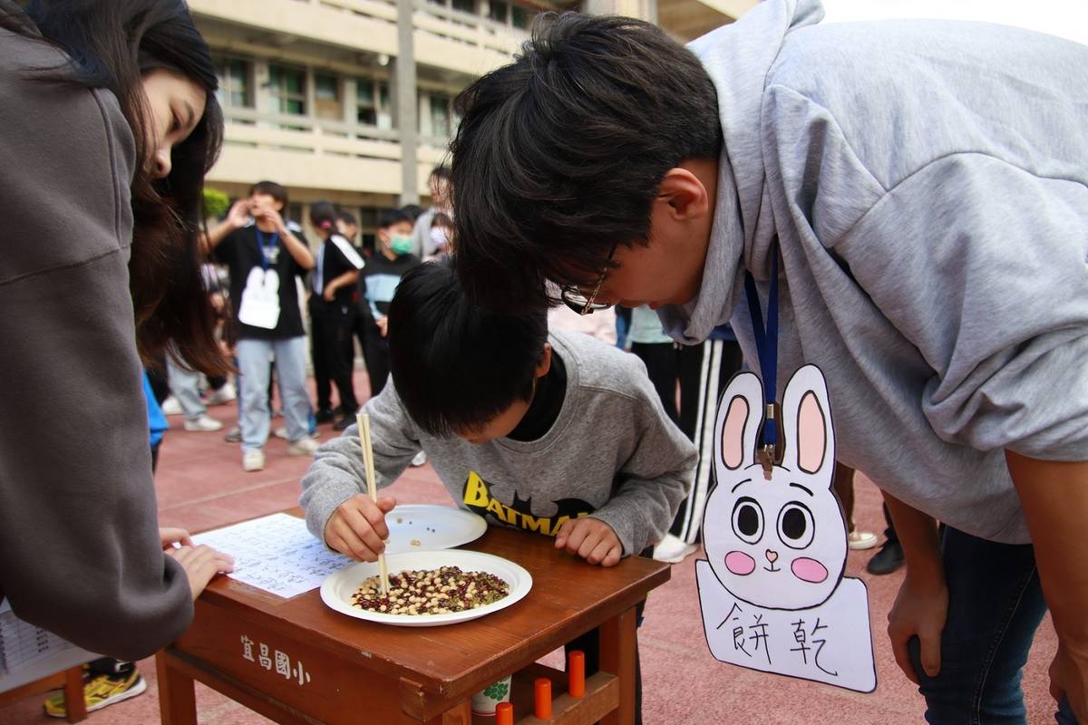 花蓮高中學生帶領國小學童進行營隊課程