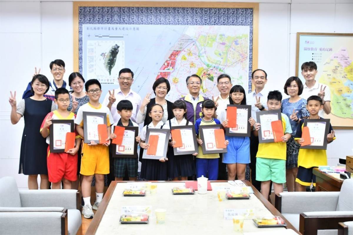 閱讀小達人一年閱讀3000本 縣長邀做小客人 勉持續愛閱讀