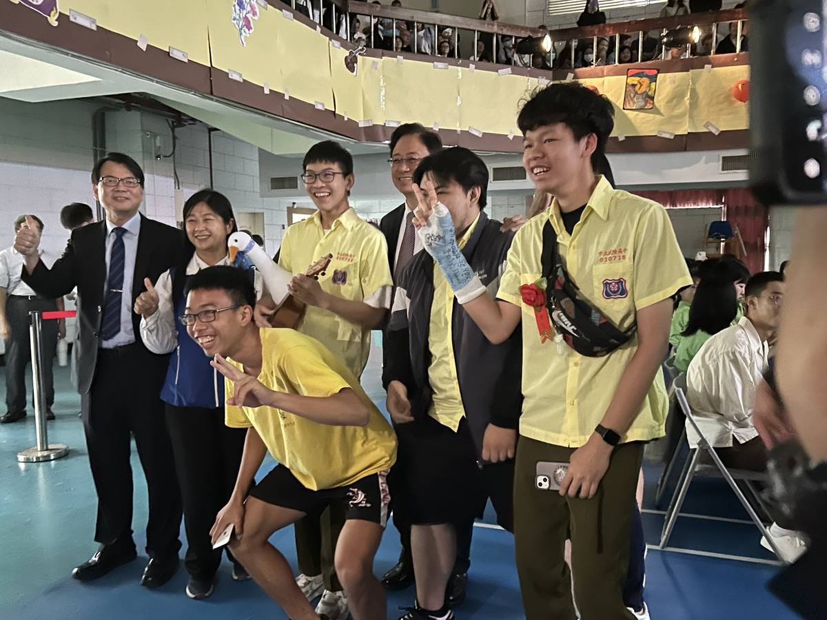 張善政市長與武陵高中畢業生合影