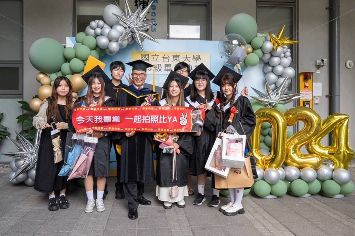臺東大學校長鄭憲宗與畢業生合影。