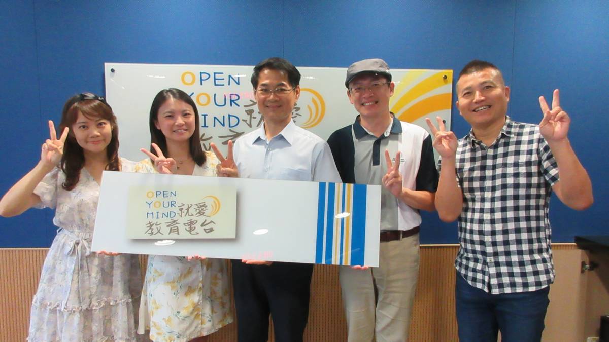 左起：臺中市立向上國中黃聖心組長、臺中市政府教育局本土語文指導員 李亭教師 、臺中市西屯區大鵬國小王慶祥校長、臺中市豐原區南陽國小 黃泓諺專任輔導員及教育電台常罡。 
