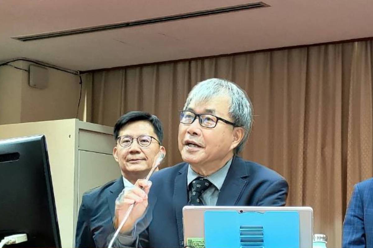 教育部部長鄭英耀(電台資料照片)