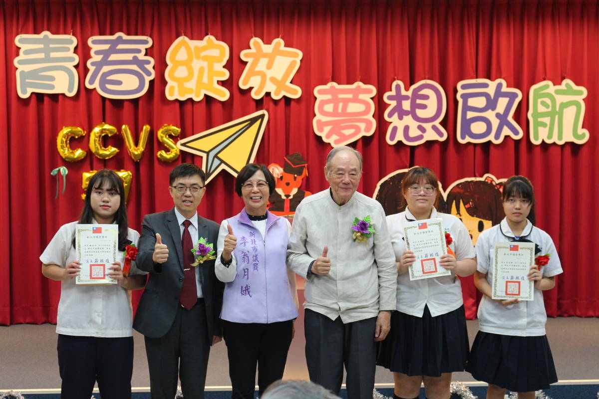 得獎學生與清傳高商董事長(右3)、校長(左2)合影留念