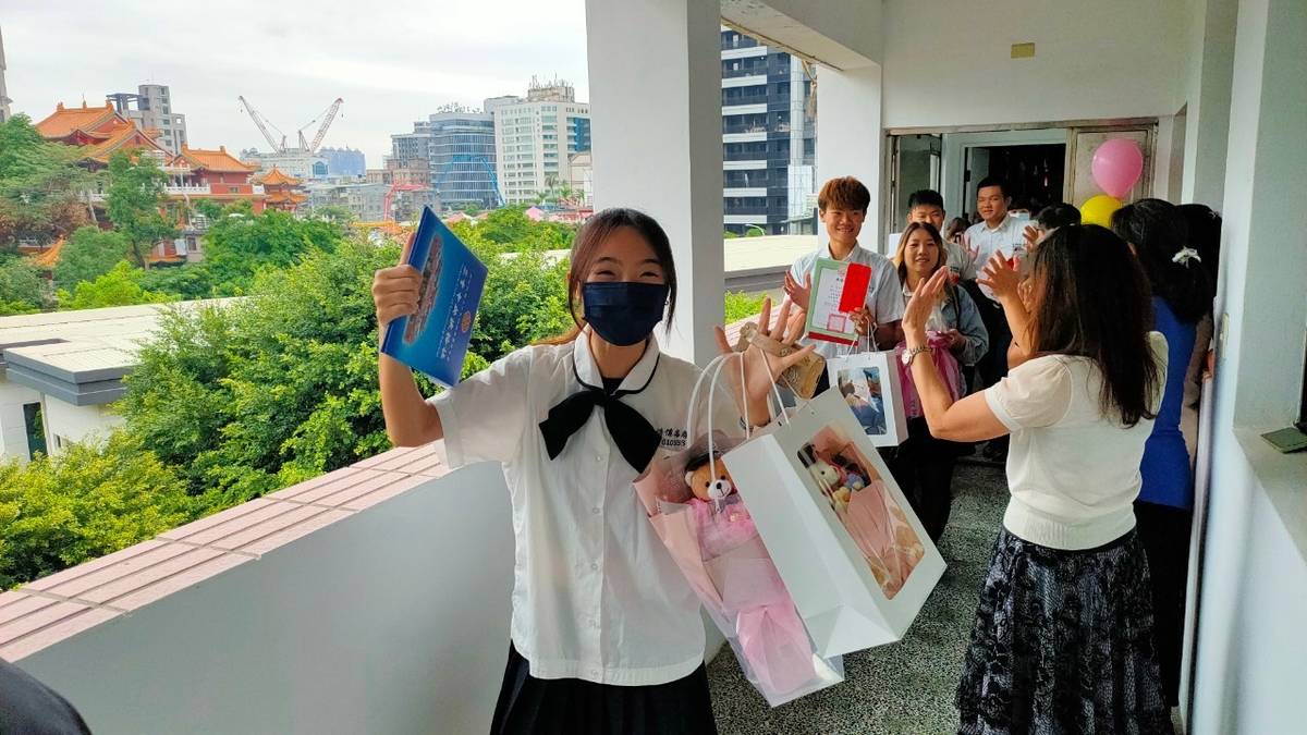 全校教師歡送即將邁向新階段的畢業生們