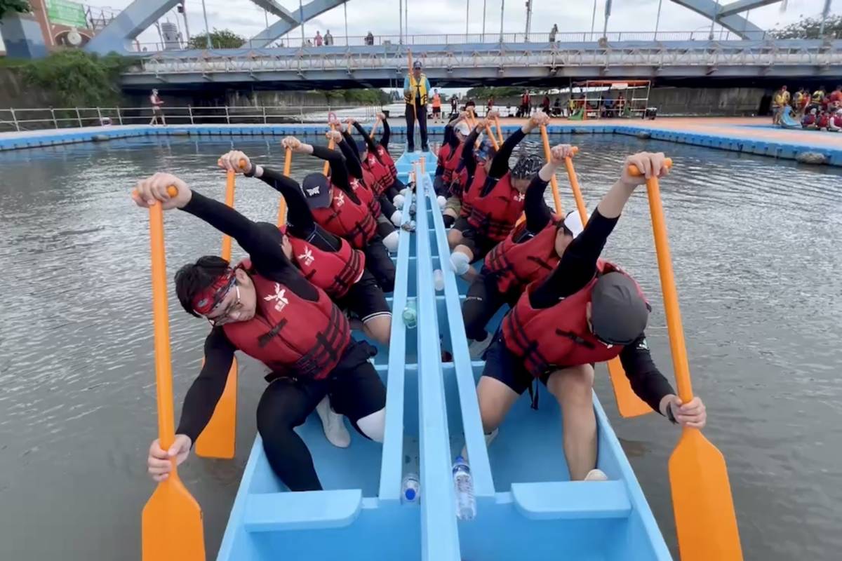 划龍舟是一項激烈運動因此身體各部位的暖身很重要(圖片來源：秀傳醫院提供)