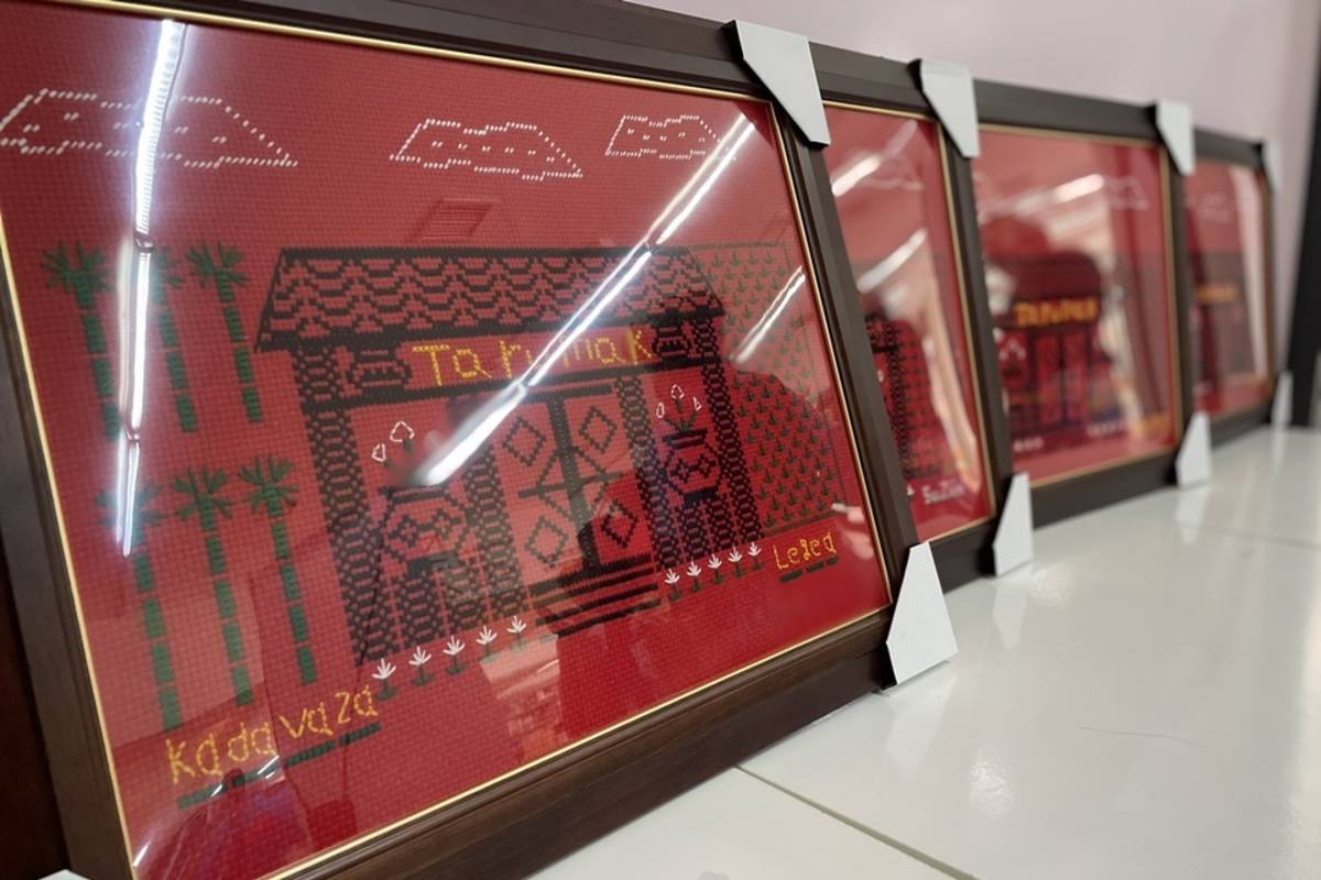 達魯瑪克傳統刺繡班成果展呈現一系列精美抱枕、背包、掛飾及背心等工藝作品。
