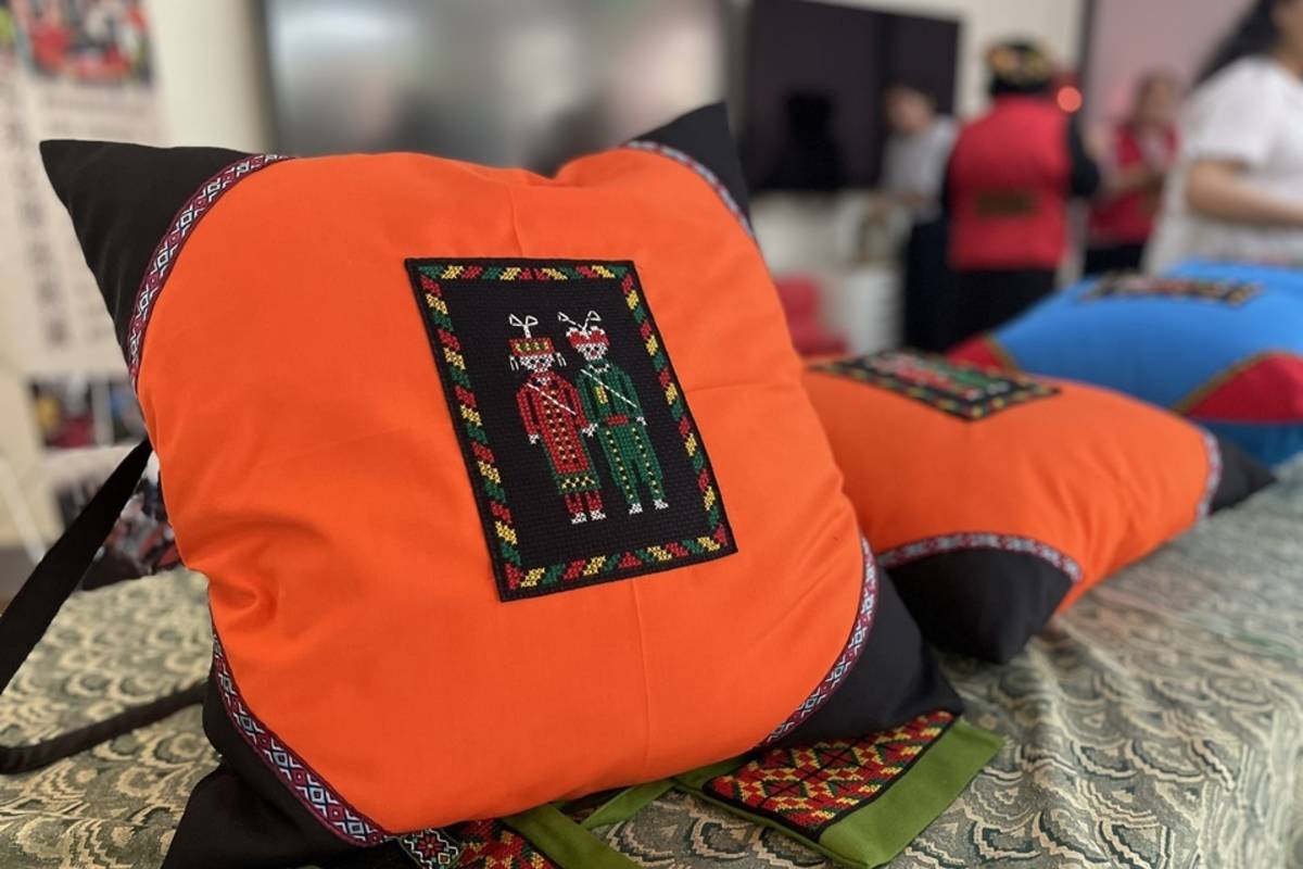 達魯瑪克傳統刺繡班成果展呈現一系列精美抱枕、背包、掛飾及背心等工藝作品。
