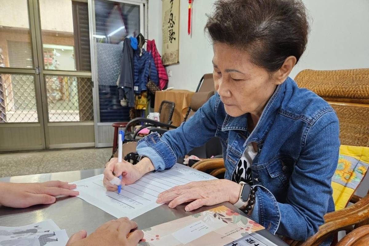 美珠阿嬤透過書信與筆友抒發心中煩惱(圖片來源：弘道基金會提供)
