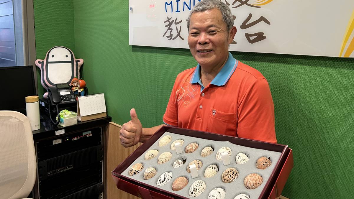 從事蛋雕近30年的台中市民廖啟鎮，今天起在台中市屯區藝文中心舉辦個展