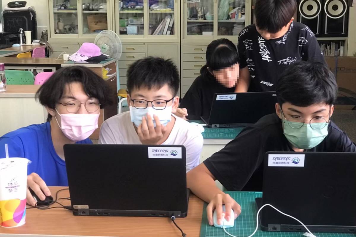 曾哲瀚到偏鄉以營隊方式將程式教育融入遊戲，激發小朋友學習興趣，看到孩子的成長，他成就感滿滿。