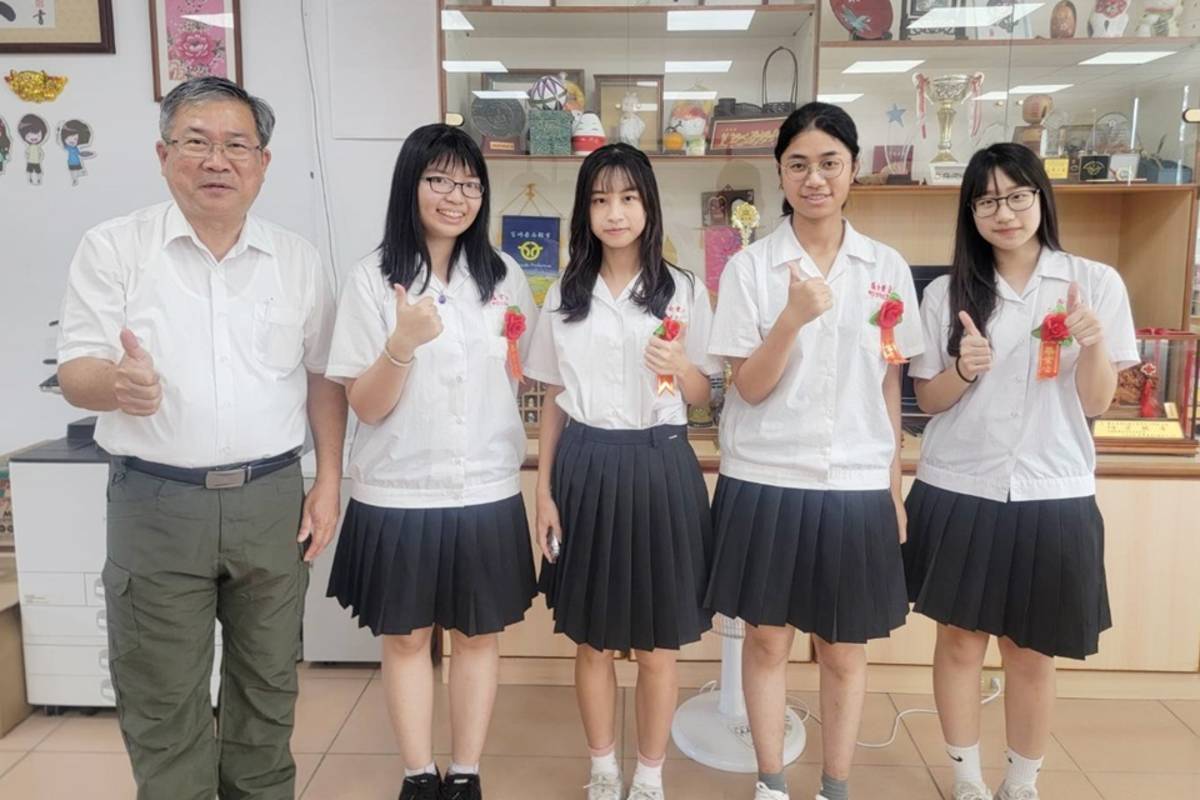 臺東女中升學成績亮眼，韓宜臻(左2起）錄取臺大醫學檢驗暨生物技術學系、江倢葇錄取臺大法律系、潘怡彣錄取臺大地質科學系、翁芷瑄錄取陽明交大醫學系，與校長王垠(左1)合影。.