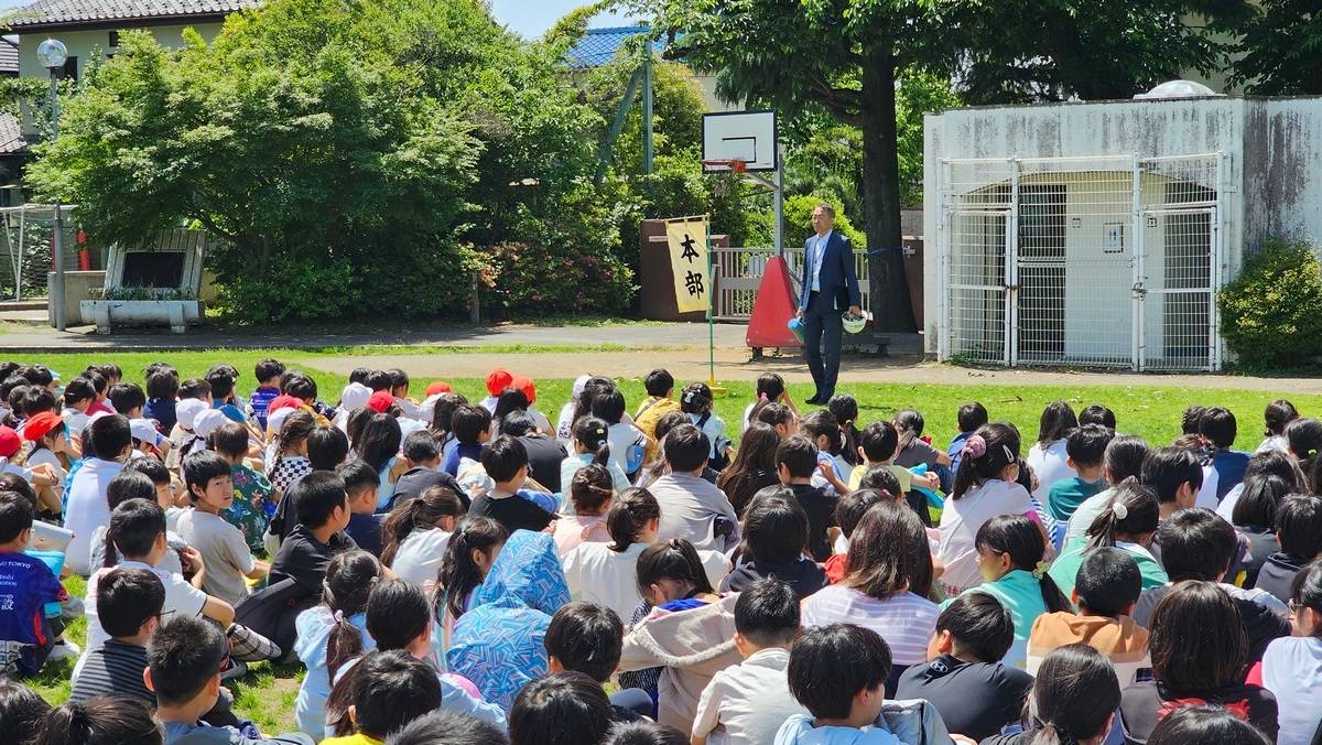 東京府中市立白系台小學校進行防災演練
