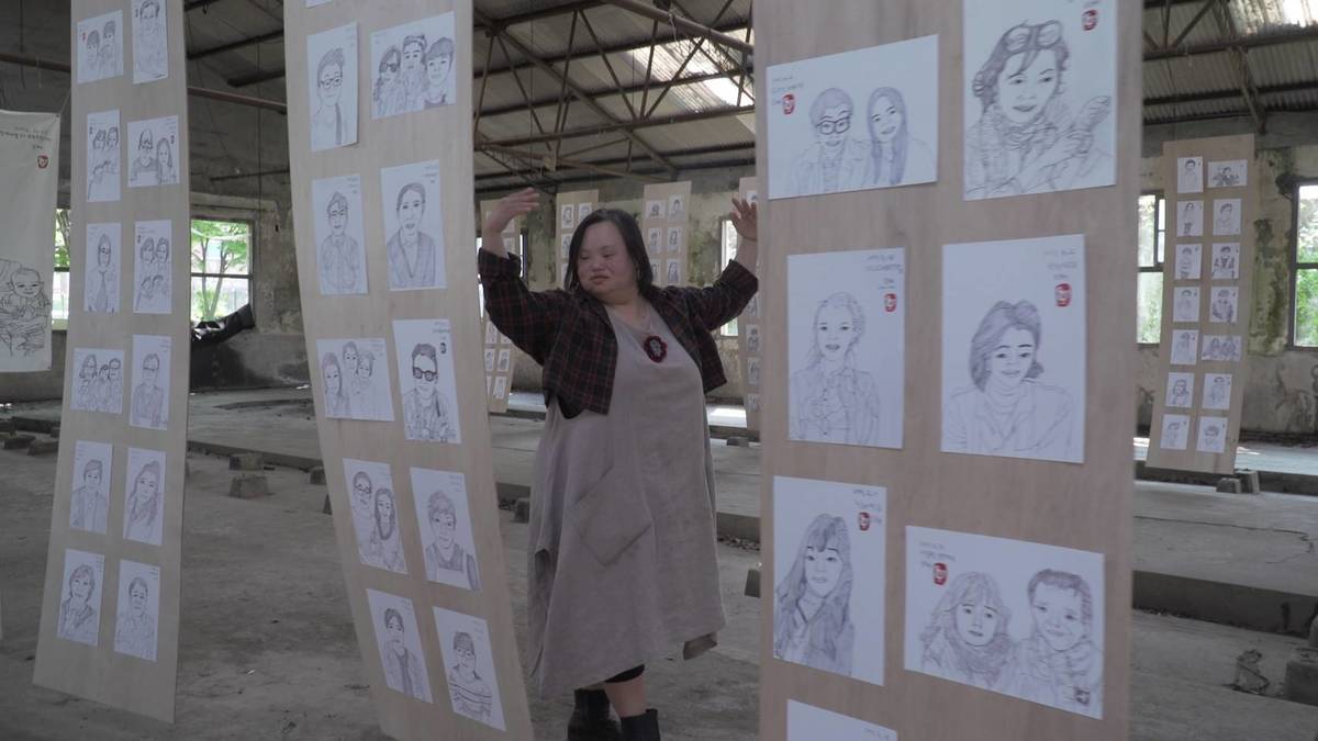 圖說：鄭恩惠與她的誇飾畫作品們。(照片提供：KEI ART COMPANY)