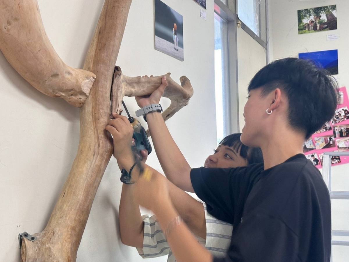 學生一起製作漂流木燈飾 (教育部提供)