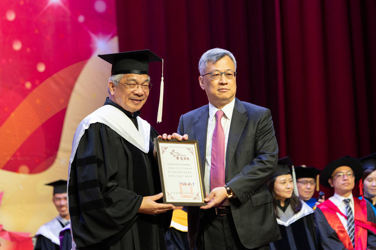 世新大學為五場畢業典禮邀請名人嘉賓演講，首場為私募基金達勝集團董事長及中嘉集團董事長郭冠群（右），左為世新大學校長陳清河 (世新提供)