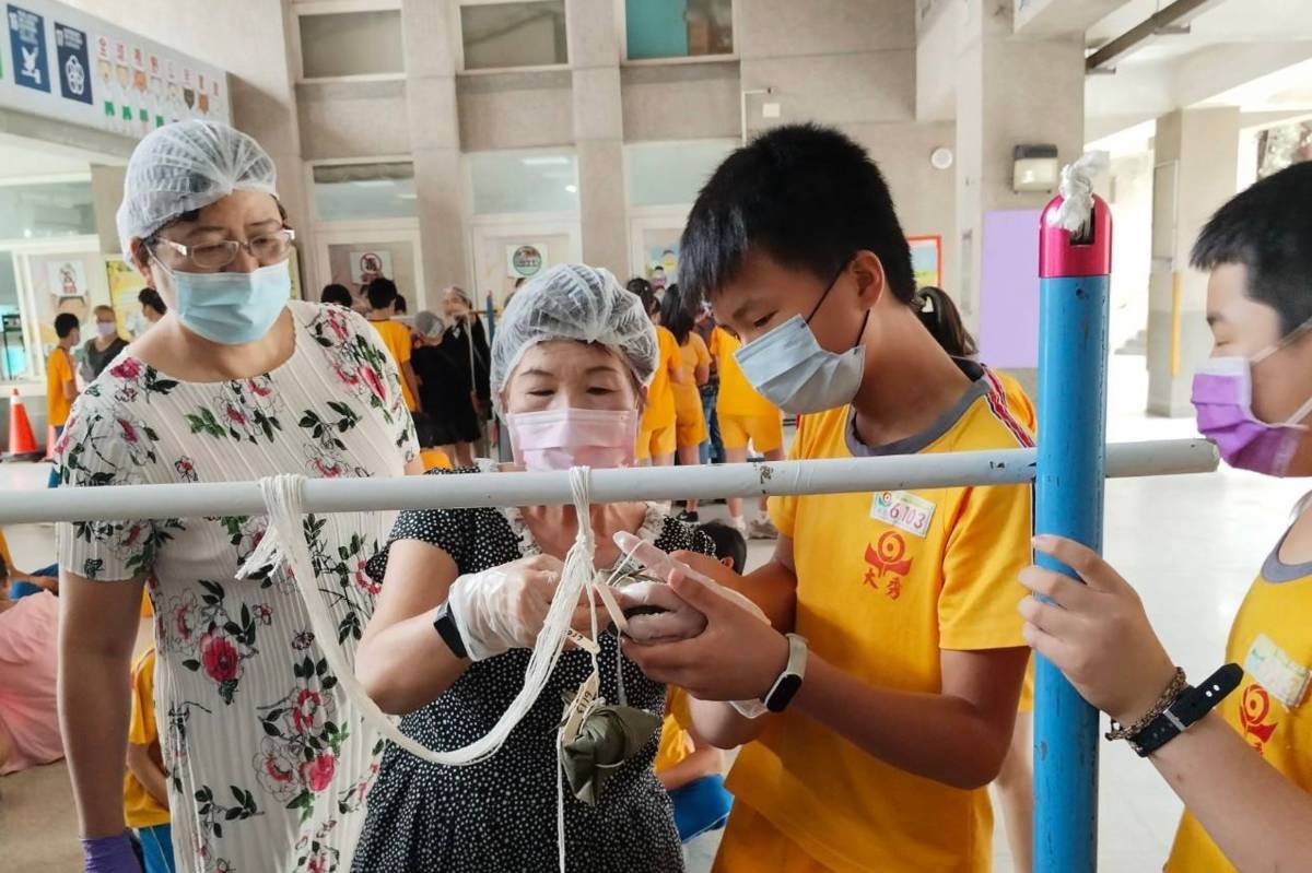大秀國小安排六年級同學進行包粽子體驗