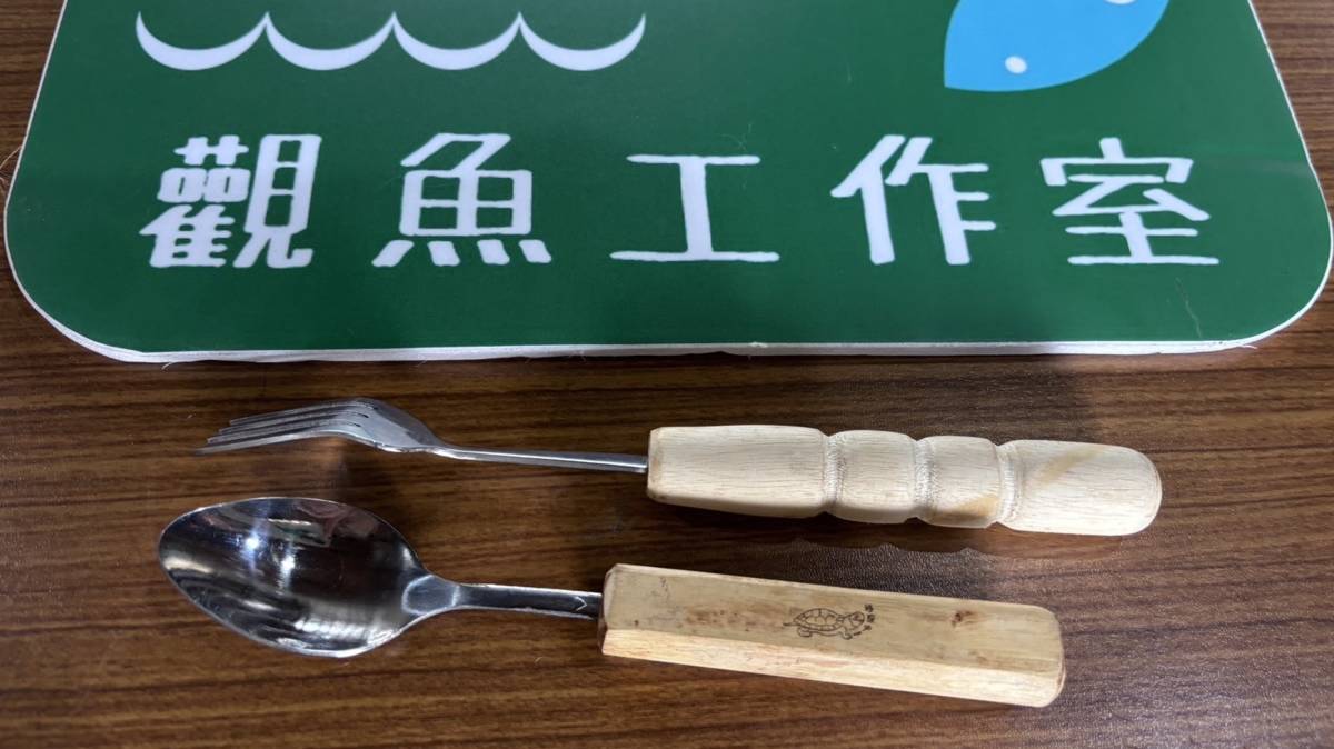 透過外來種植物製作的餐具握把