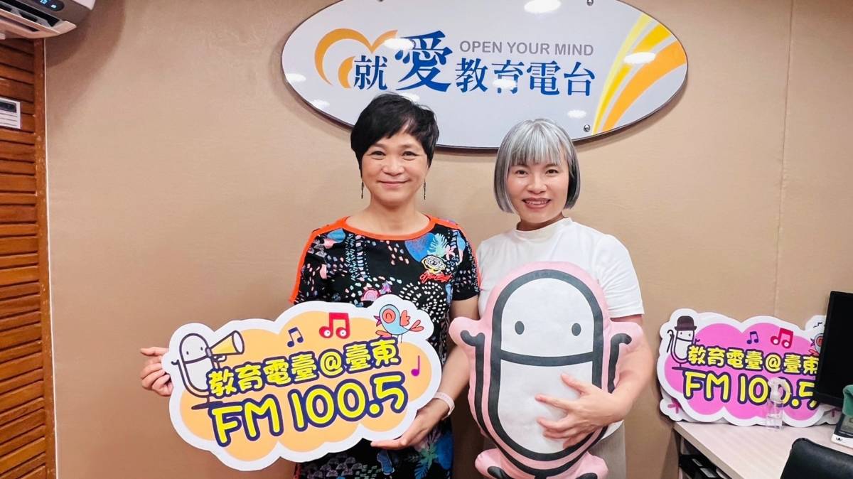 奇香牧師(左)與淑芬專員分享如何關懷世展在國外的事工