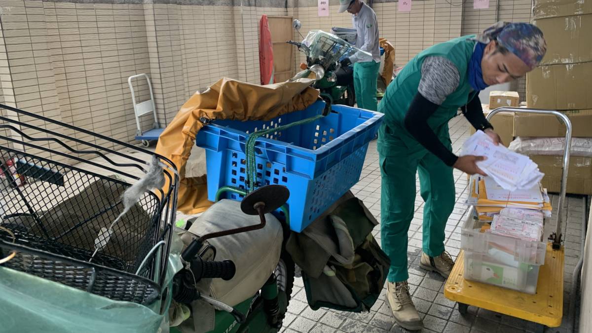 蘭嶼郵差 簡偉駿 出門前 整理信件