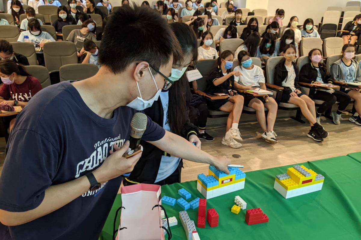 科普課程以積木說明知識，引發學習動機。(陽明交大提供)